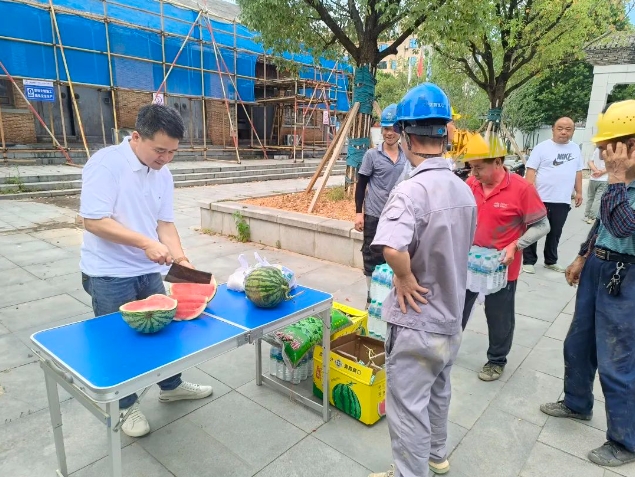 市古鎮(zhèn)投資公司開展夏日送清涼慰問活動