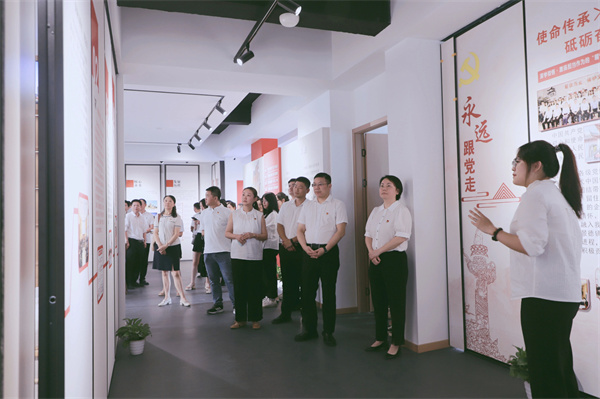 市古鎮(zhèn)投資公司黨委開展“黨建引領新征程，古鎮(zhèn)同心再出發(fā)”活動