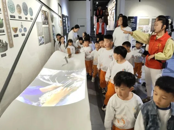 御窯景巷聯(lián)合吉的堡幼兒園開展文化探索之旅